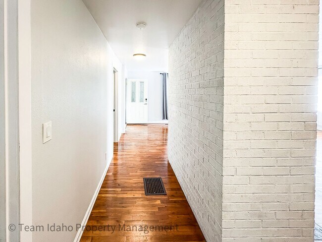 Building Photo - 1123 E 6th St
