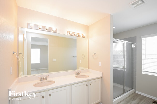 Building Photo - 10615 Akron St