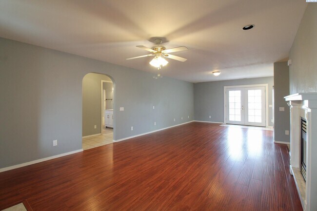 Building Photo - 3 Bed/2 Bath House in West Kennewick