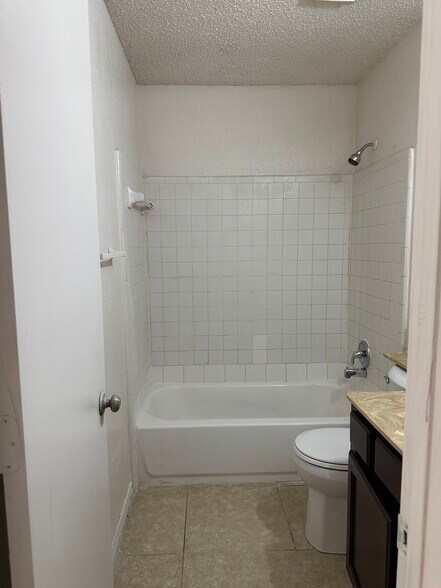 Building Photo - 1513 Lavendale Ln