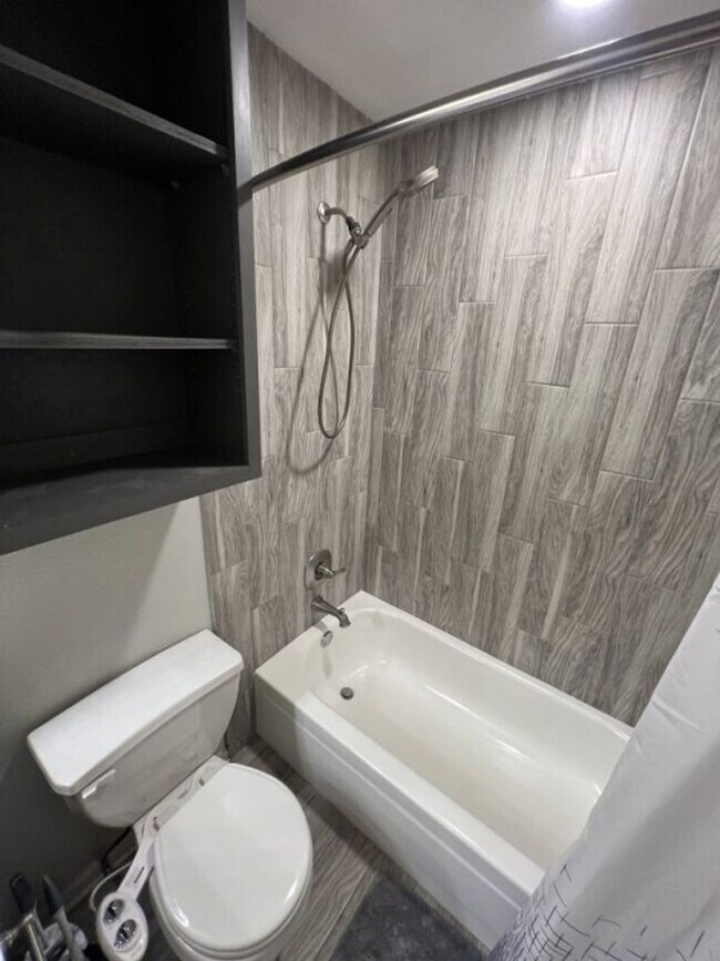 Building Photo - Fully Renovated 3 Bedroom Apartment in Pri...