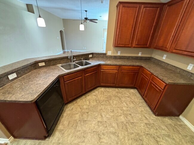 Building Photo - 3003 Lake Ridge Dr