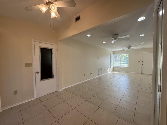 Building Photo - "Updated 3-Bed, 2-Bath home near Highland ...