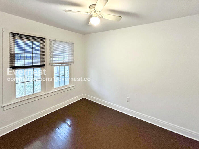 Building Photo - 802 E Broadway