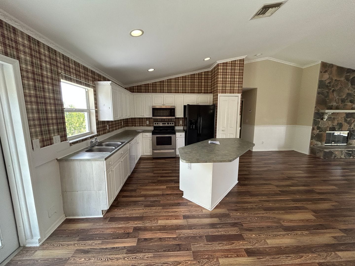 Building Photo - Unique 3/2 + Den home in great location