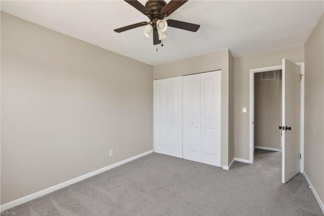 Building Photo - Corner Townhome in Virginia Beach