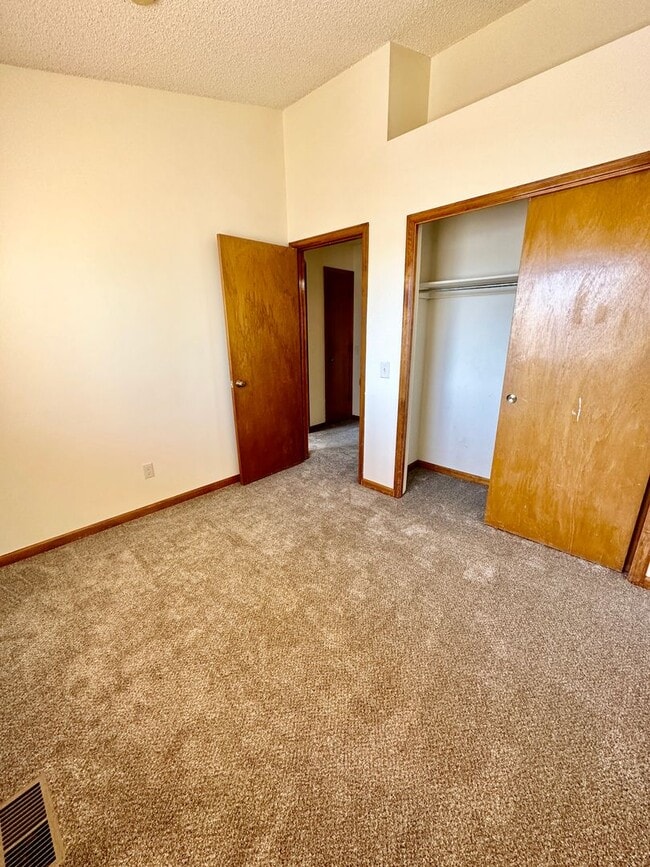 Building Photo - 4218 Goldenridge Way