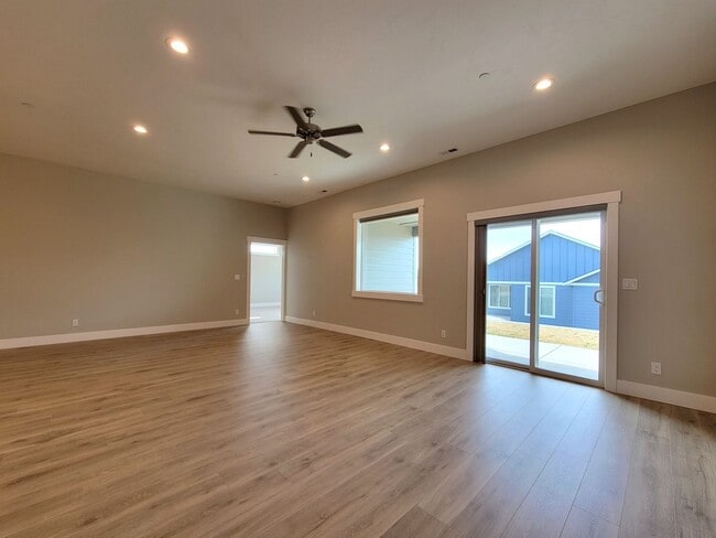 Building Photo - 2609 Sunray Ave