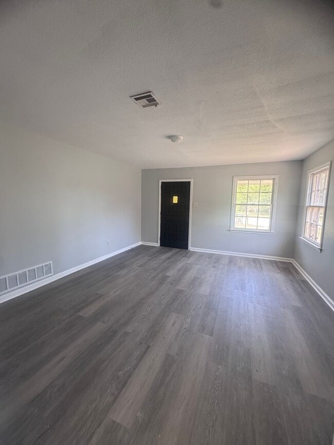 Building Photo - Newly Renovated Southlawn Home