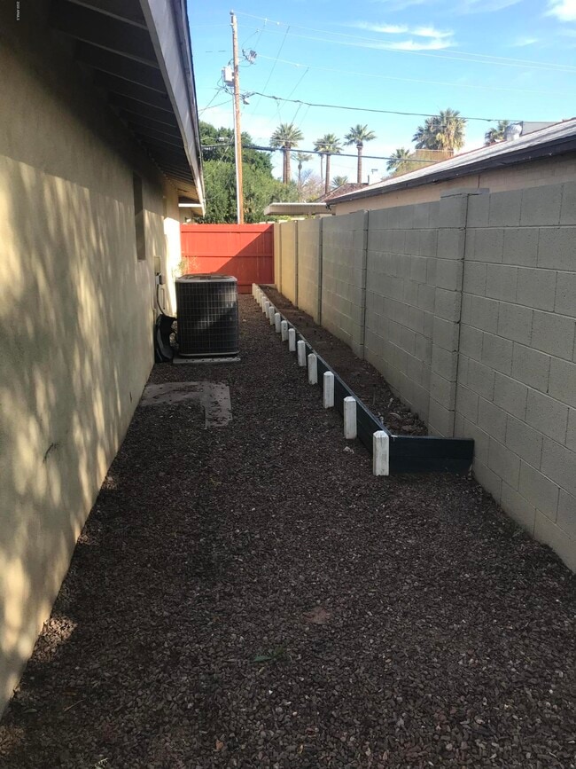 Building Photo - 1601 N 13th Ave