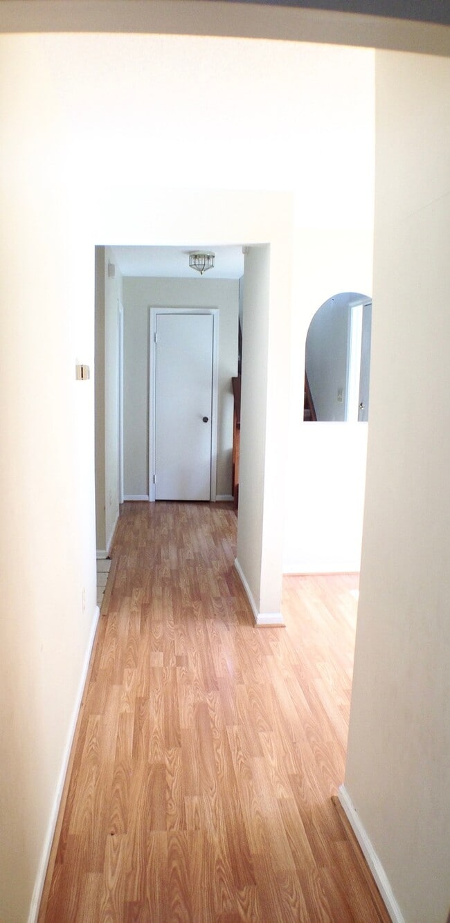 Building Photo - Beautiful and Waterfront!