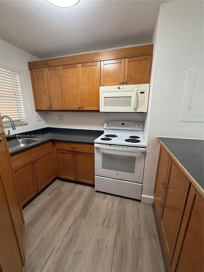 Building Photo - 8860 Fontainebleau Blvd