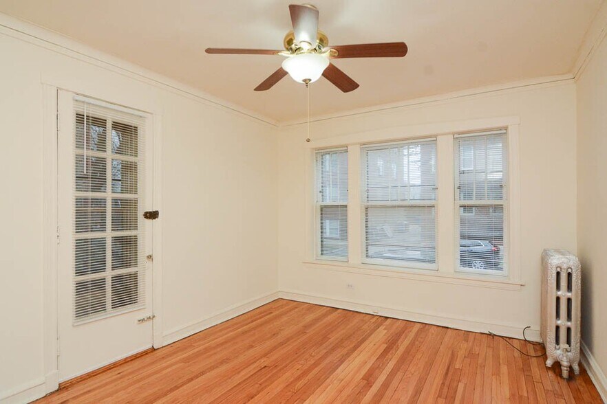 Building Photo - 2443 W Sunnyside Ave