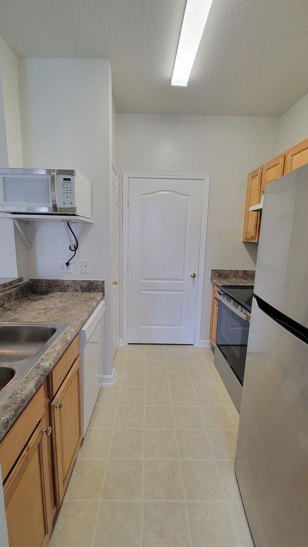 Building Photo - The Villas Condominiums  2/2 AVAILALBE NOW!