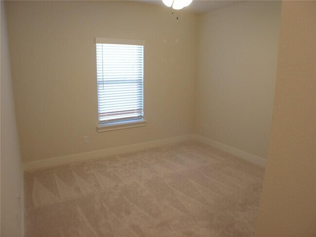 Building Photo - 1812 SW Edinburgh Ave