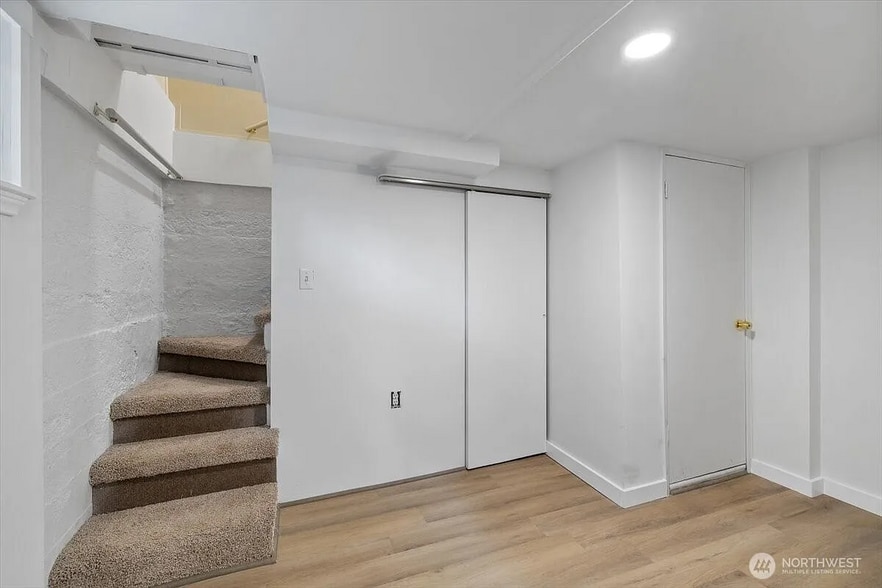 extra closet/storage space - 3311 25th Ave S