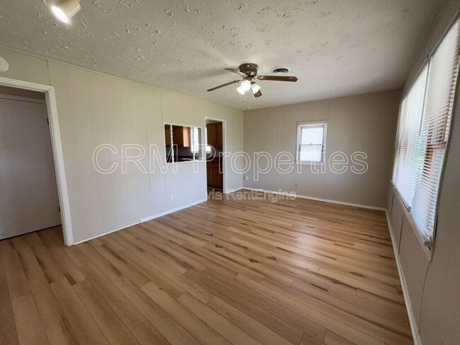 Building Photo - 1020 E Fischer St