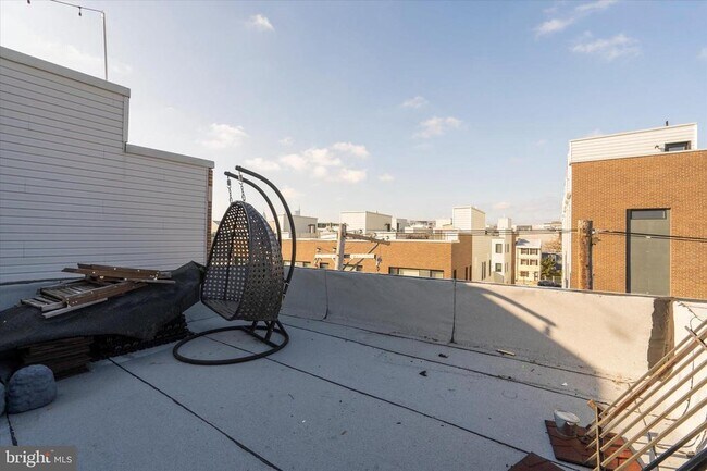 Building Photo - 1353 N Mascher St