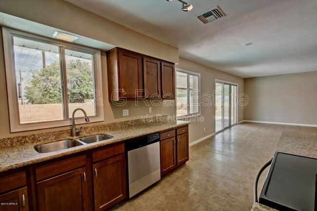 Building Photo - 1030 E Manhatton Dr