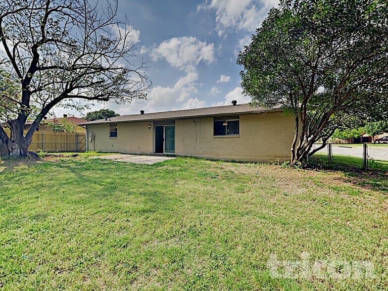 Building Photo - 1308 E Timberview Ln