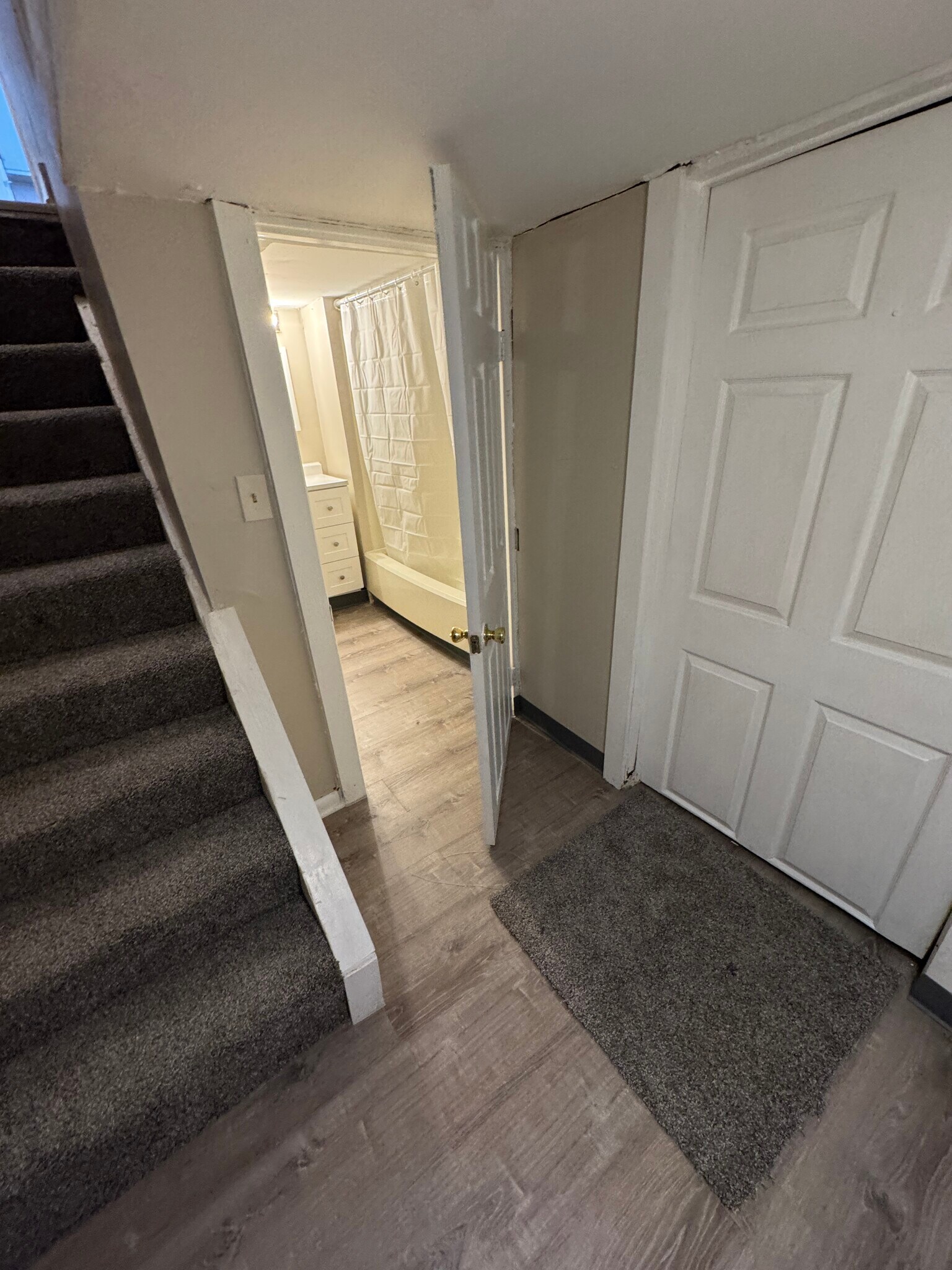 Building Photo - 404 N Chestnut Ave