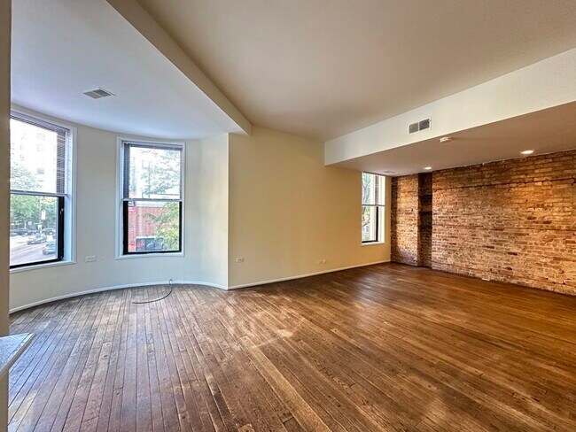 Building Photo - 605 W Surf St