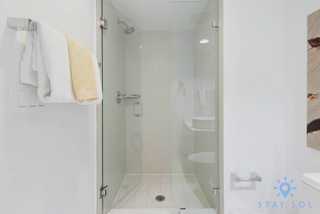 Building Photo - 2602 E Hallandale Beach Blvd