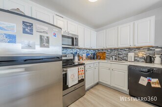 Building Photo - 1636 N Wells-2302