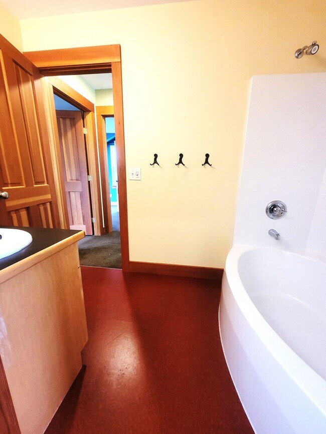 Building Photo - Beautiful South Hill Home with Bay Views 3...