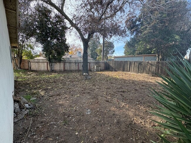 Building Photo - Spacious NW Visalia Home Rent Ready!