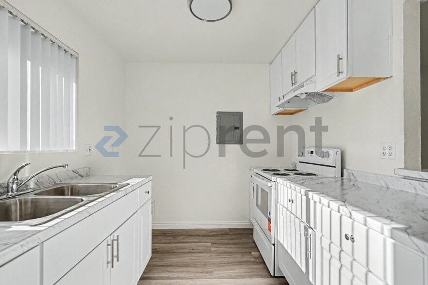 Building Photo - Unit 17