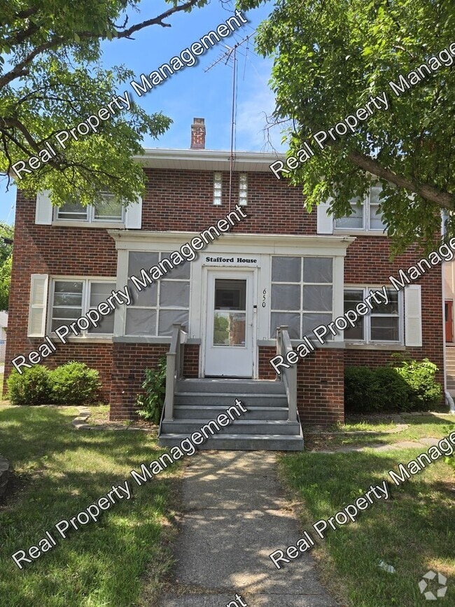 Building Photo - Spacious Three Bedroom