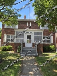 Building Photo - Spacious Three Bedroom