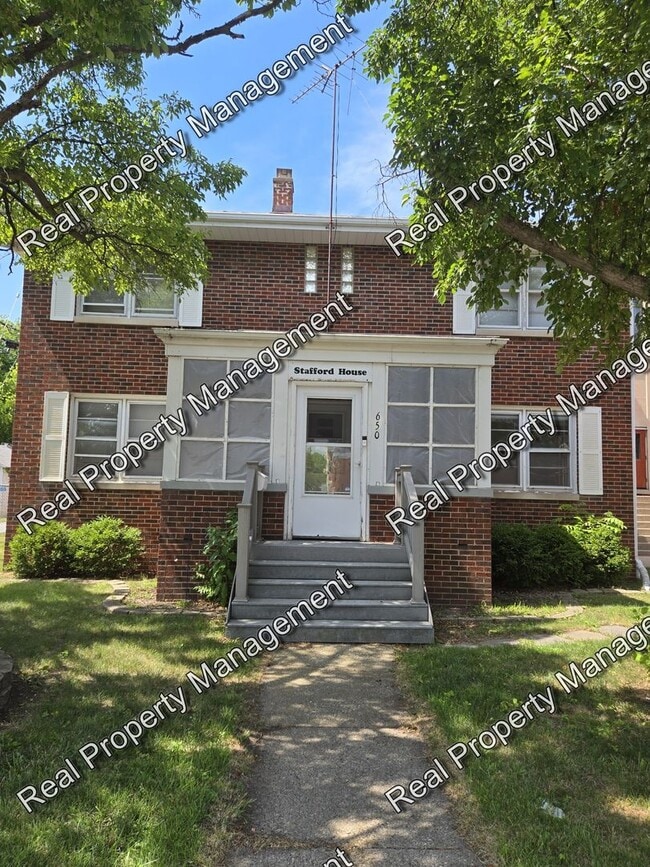 Building Photo - Spacious Three Bedroom