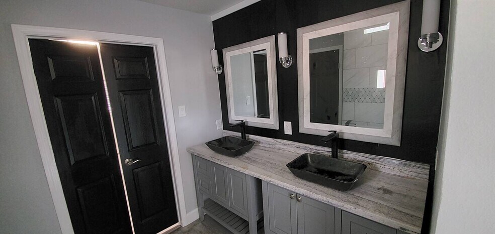 EnSuite Master Bath - 15865 Shatterway Ln