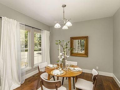 Building Photo - This light filled & charming home in a convenient location!