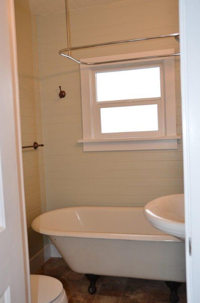 Building Photo - Completely Renovated Cottage in Crown Park...