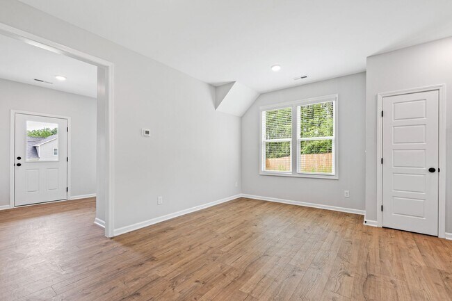 Building Photo - Nearly New 3 Bedroom home minutes to downt...