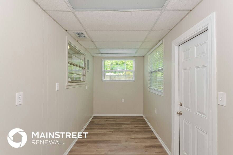 Building Photo - 2300 23rd Ave W