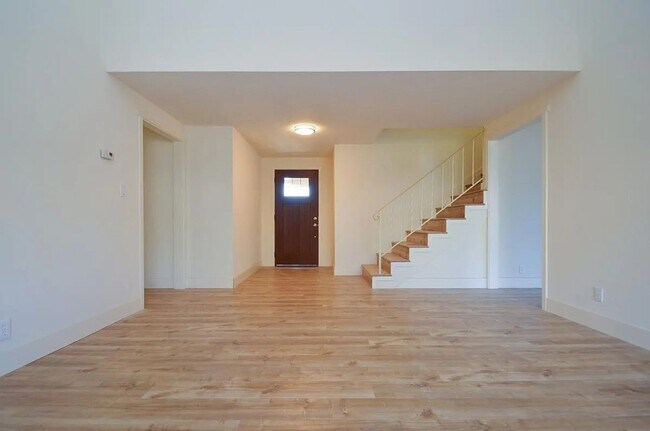 Building Photo - $4,200 / 4 BR - SPACIOUS HOME IN WARM SPRINGS WITH SCENIC HILL VIEWS