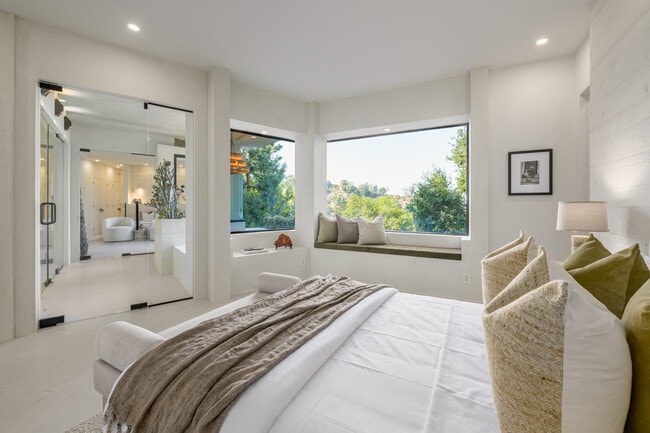 Building Photo - 8896 Lookout Mountain Ave