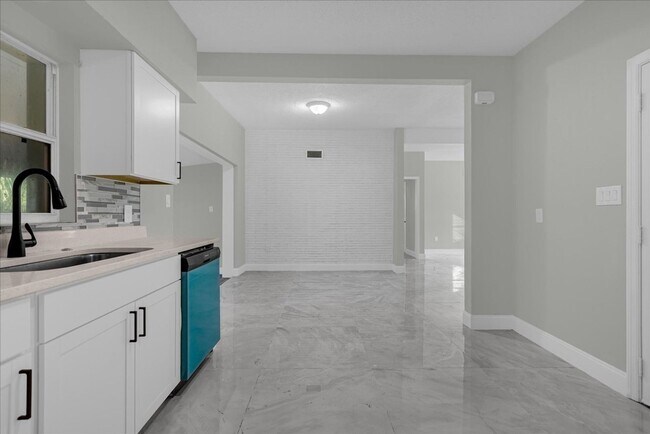 Building Photo - Fantastic 3 Bed / 2 bath Home - Section Ei...