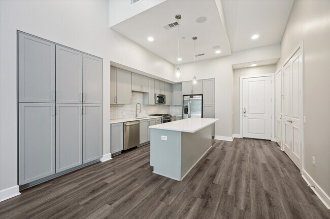 Building Photo - 9757 Katy Fwy