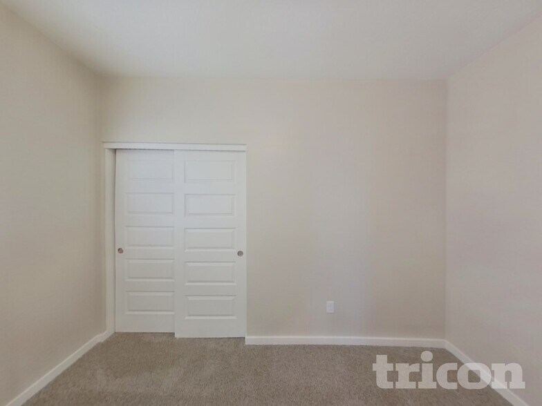 Building Photo - 1349 N Parkcrest