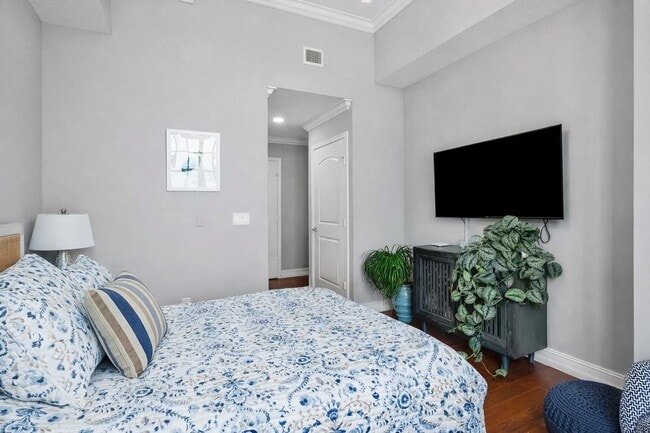 Building Photo - 701 S Olive Ave