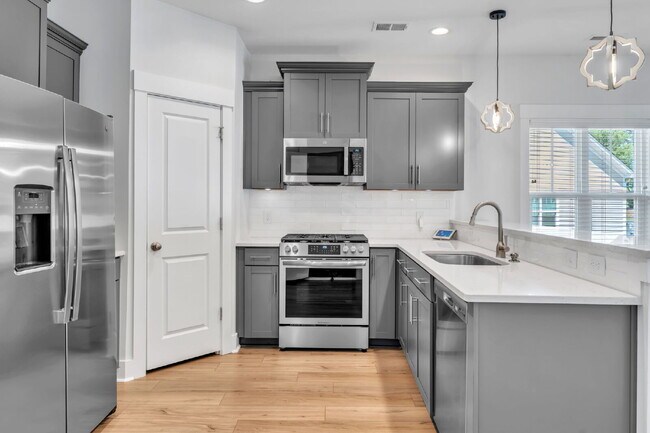 Building Photo - Elegant 3 Bed / 2.5 Bath Luxury Townhome + Bonus Room in Indigo Pointe with Main-Level Primary Su...