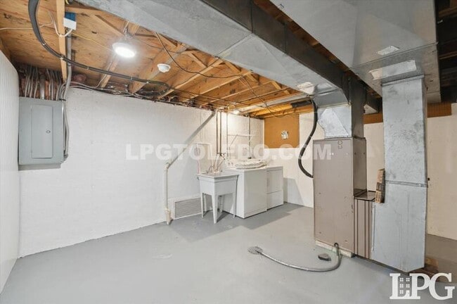 Building Photo - 2121 Bromford Rd