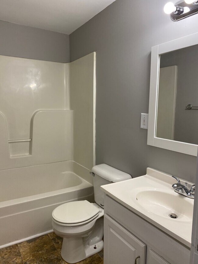 Building Photo - Great location 2 bedroom 1 bath home near APSU and Downtown!