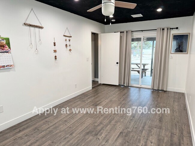 Building Photo - Modern & Updated Home With Solar!