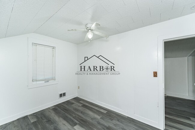 Building Photo - 4 Bedroom Home-Walking Distance to Downtown Rochester!